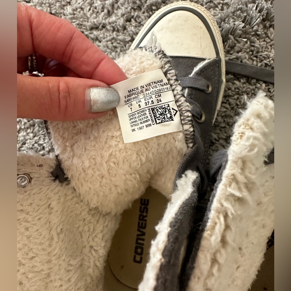 Converse All Star Chuck Taylor Suede Hightop Shearling Lined Sneaker. Size 7 - Picture 2 of 6